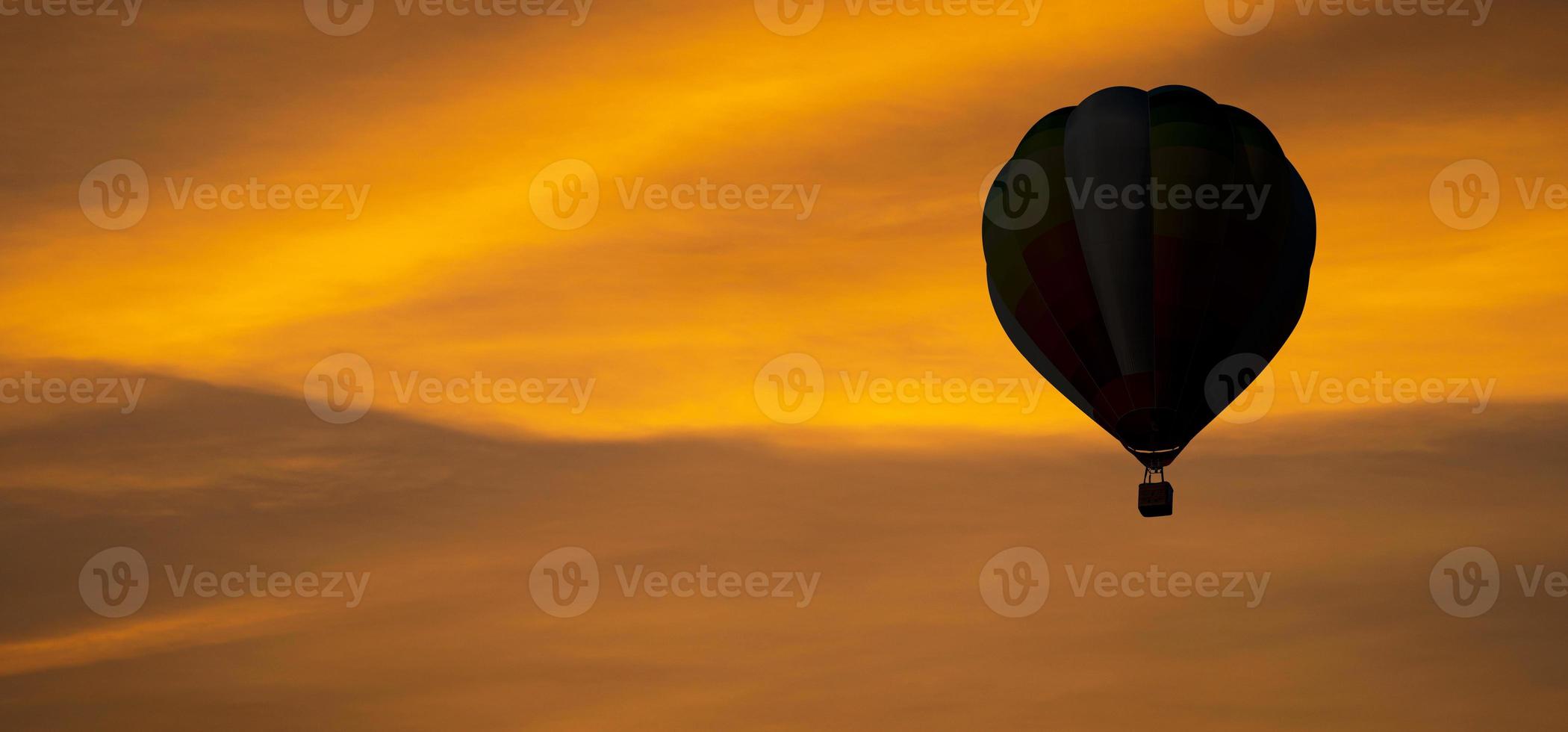 la sagoma del palloncino sul cielo al tramonto foto