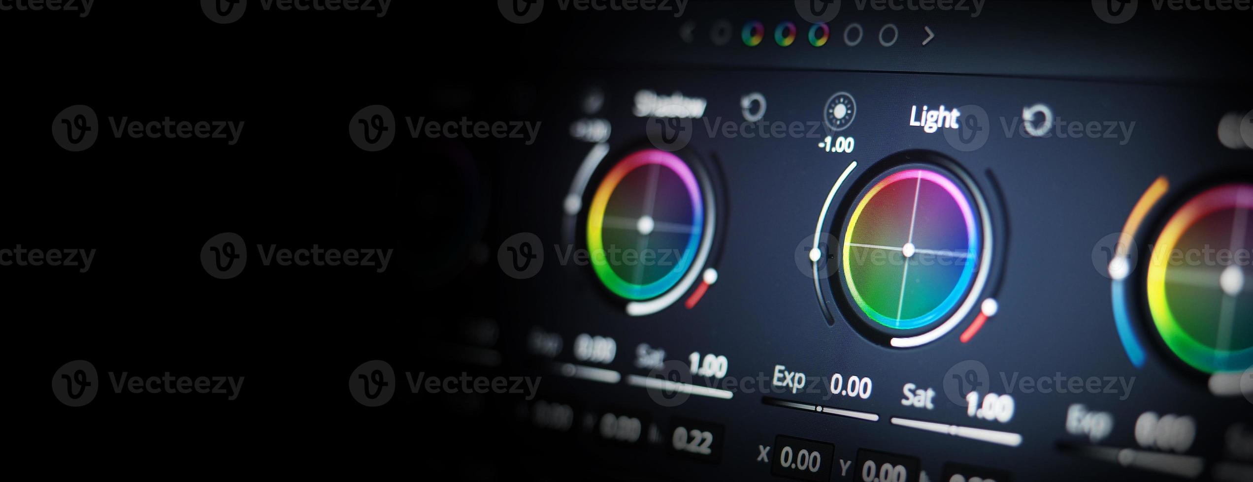 strumenti di gradazione del colore o indicatore di correzione del colore RGB sul monitor on foto