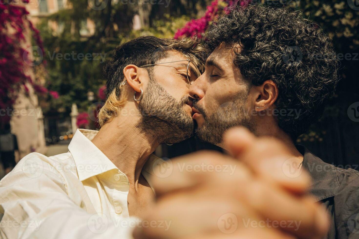 contento gay coppia baci nel il parco. lgbt gay coppia concetto. foto