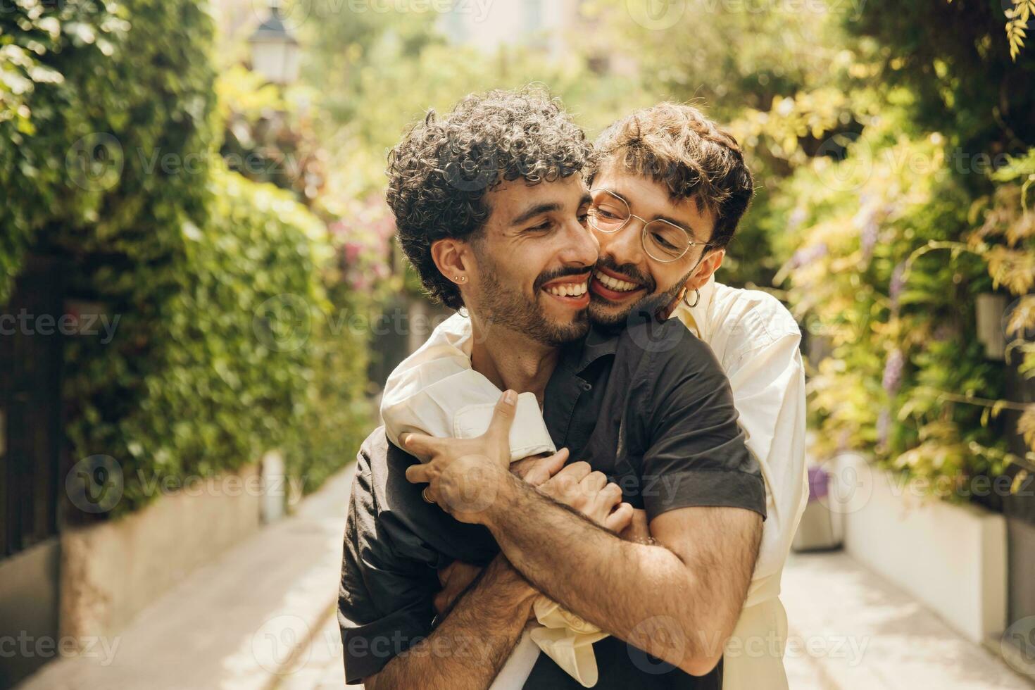 contento gay coppia baci nel il parco. lgbt gay coppia concetto. foto