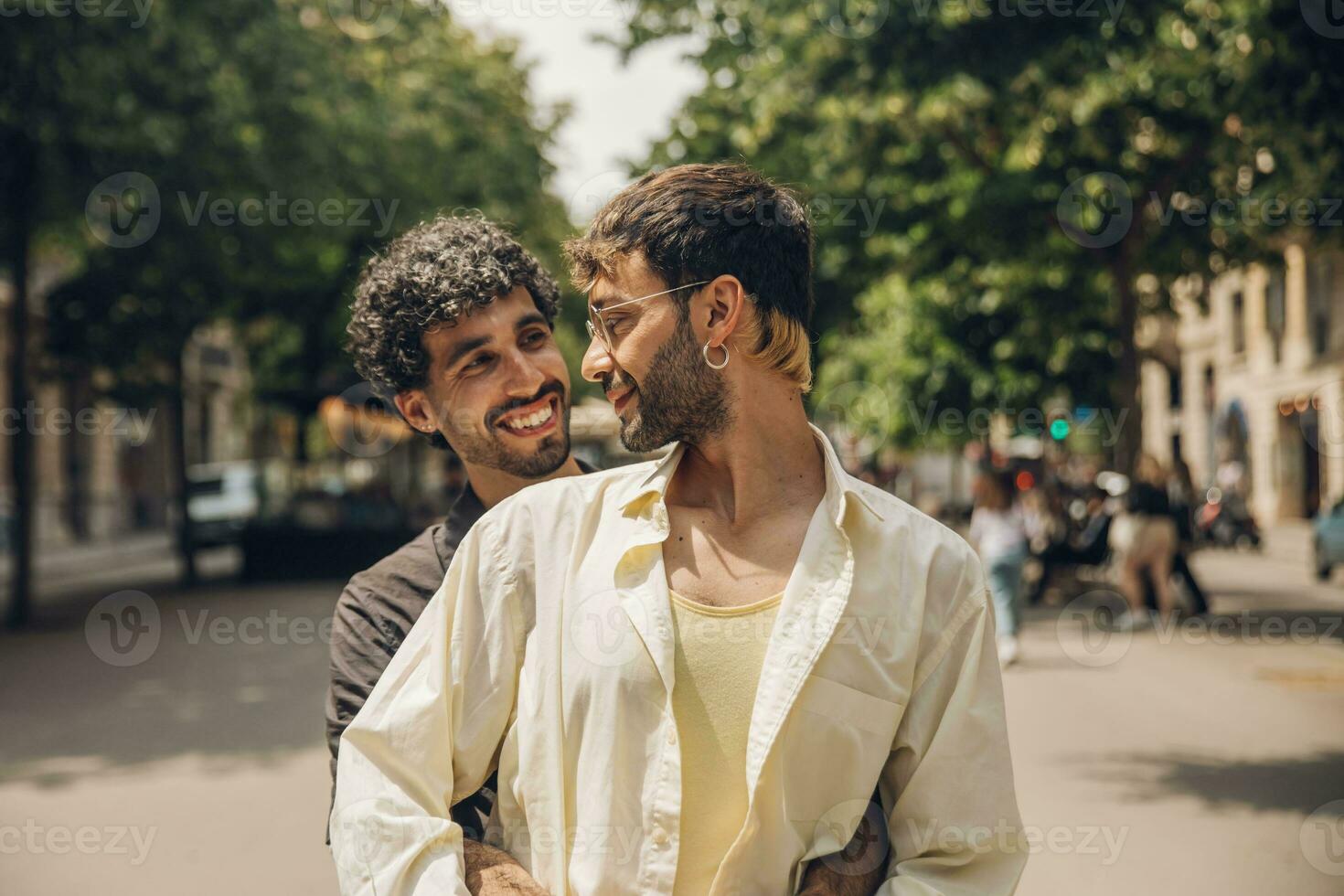 contento gay coppia baci nel il parco. lgbt gay coppia concetto. foto