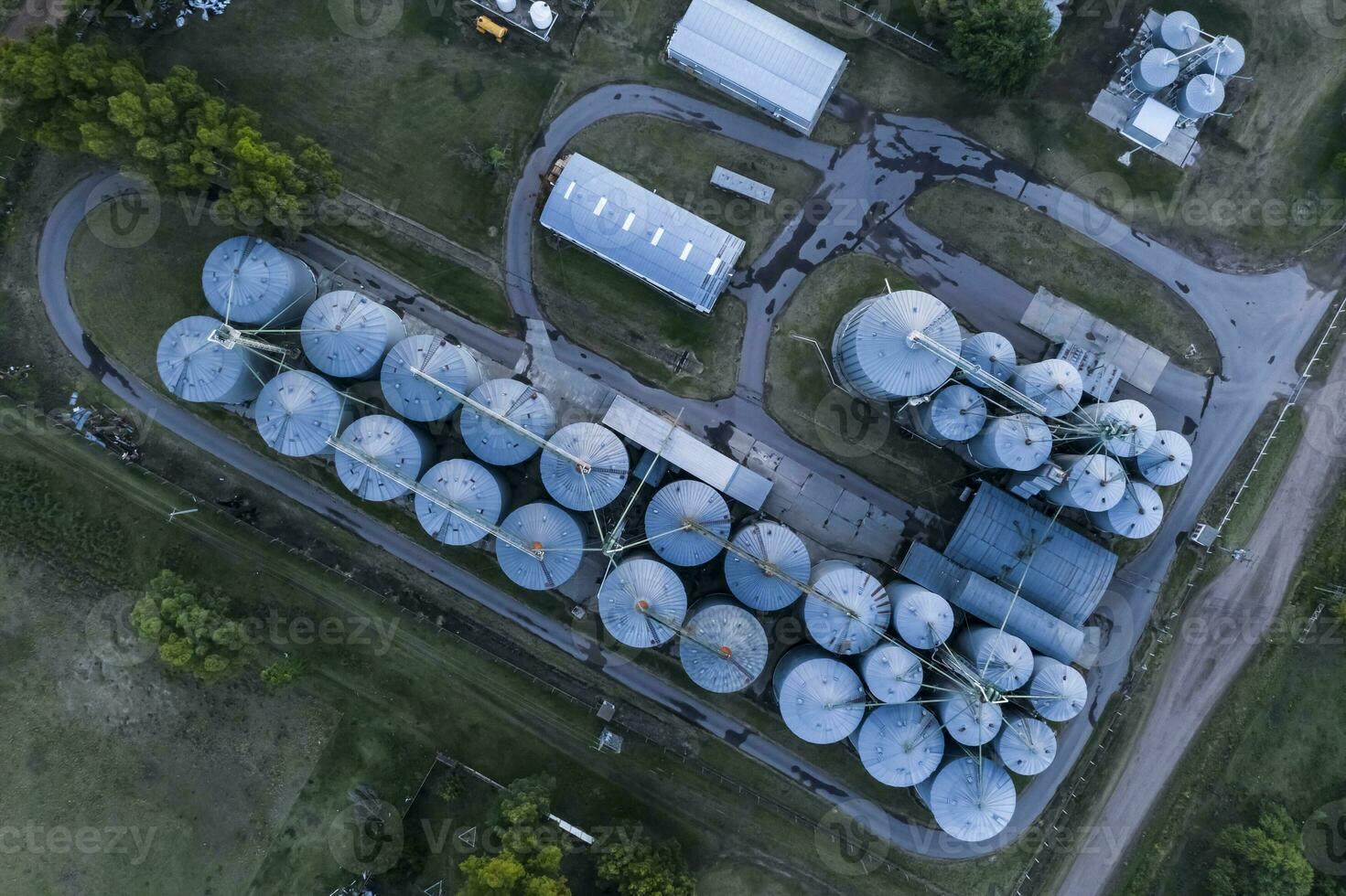 un aereo Visualizza di un' grano silo a tramonto foto