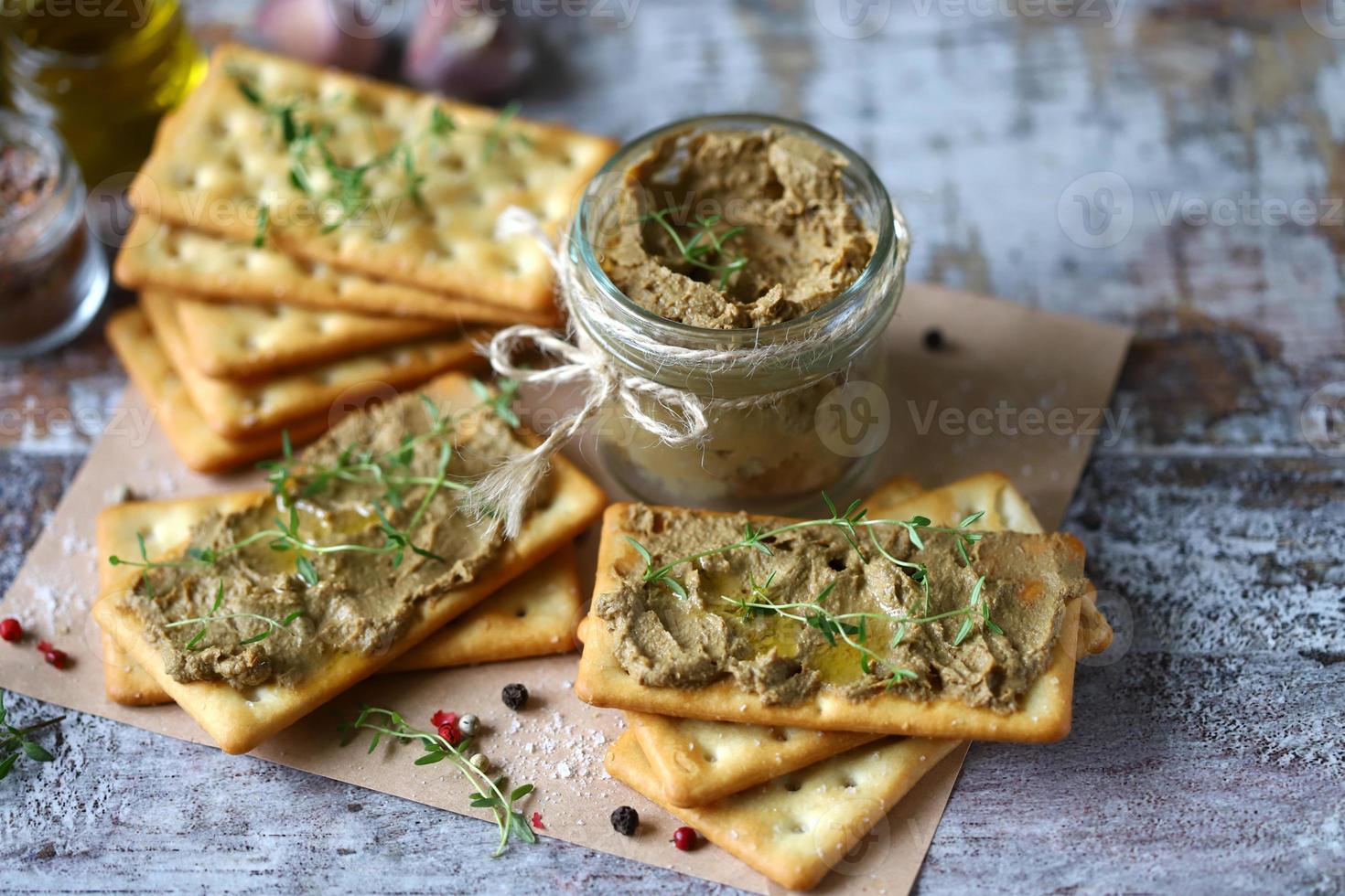 patè di fegato fatto in casa. delizioso patè fatto in casa con spezie ed erbe aromatiche foto