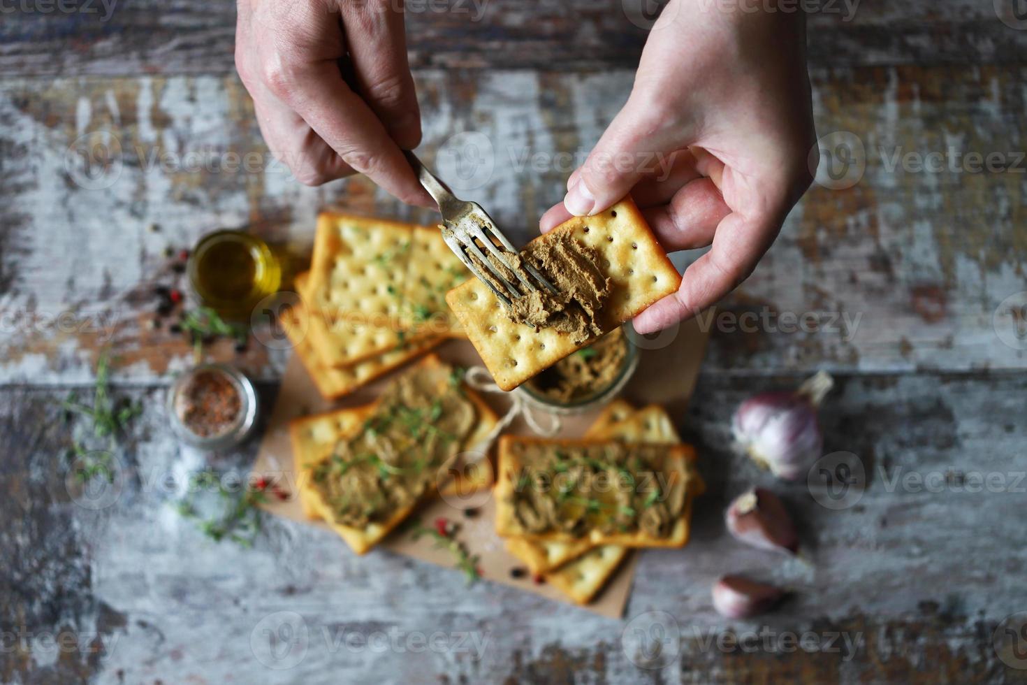 patè di fegato fatto in casa. delizioso patè fatto in casa con spezie ed erbe aromatiche foto