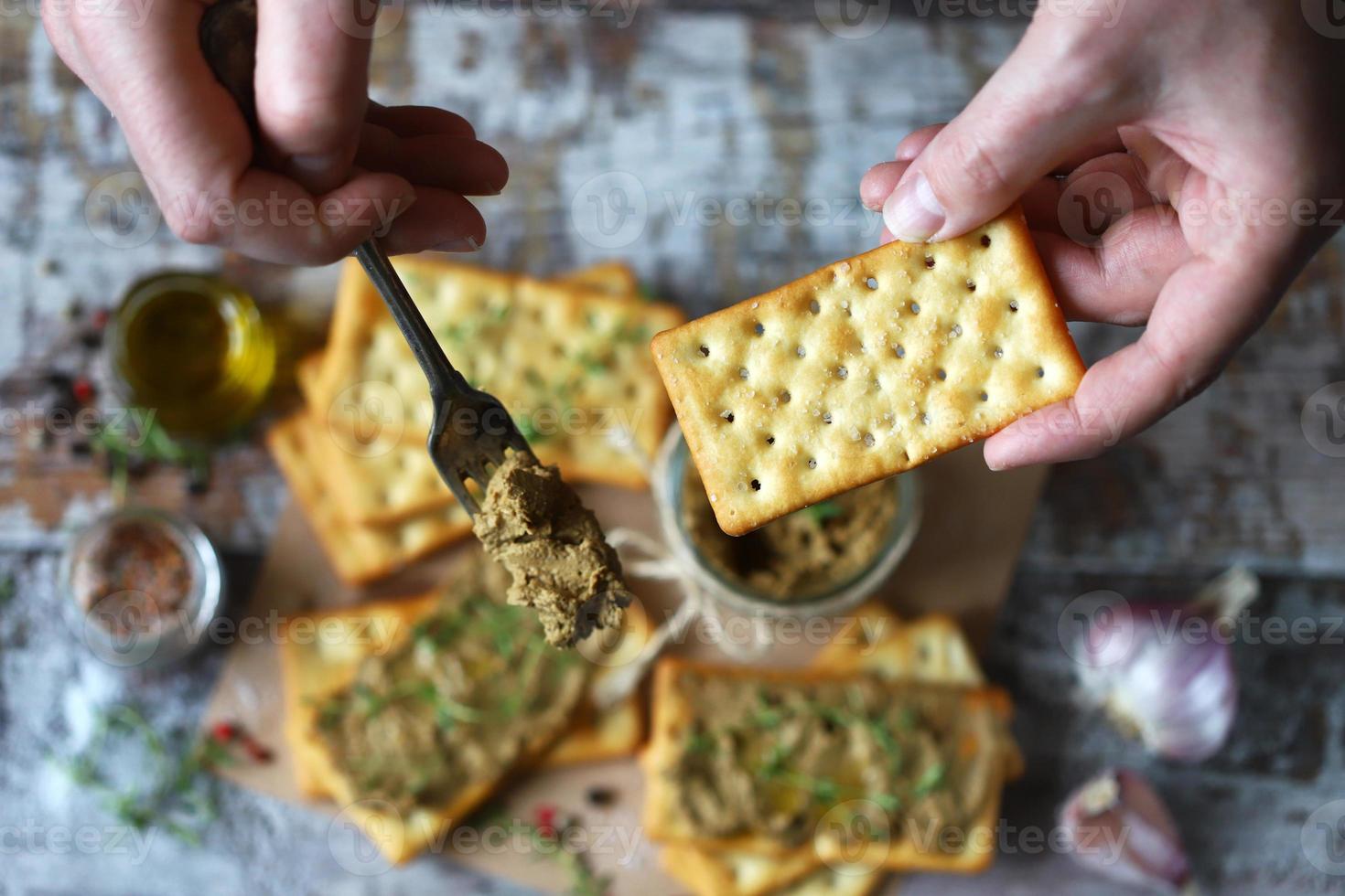 patè di fegato fatto in casa. delizioso patè fatto in casa con spezie ed erbe aromatiche foto