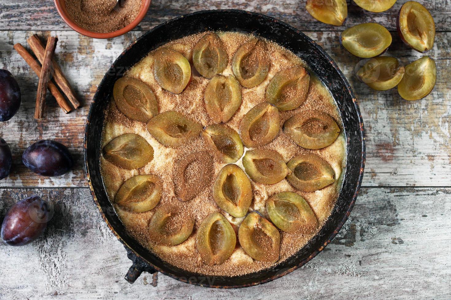 torta di prugne fatta in casa che cucina plum cake foto