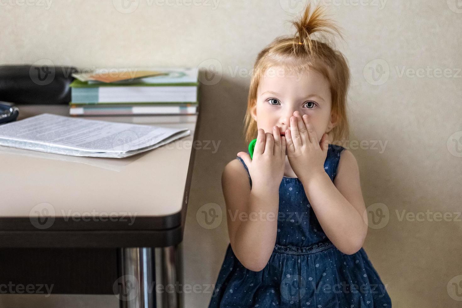 bambina nell'ufficio del medico presso la clinica. seduto in attesa di una visita pediatra prima della vaccinazione. paura. concetto di vaccinazione, immunizzazione, prevenzione contro covid-19. foto