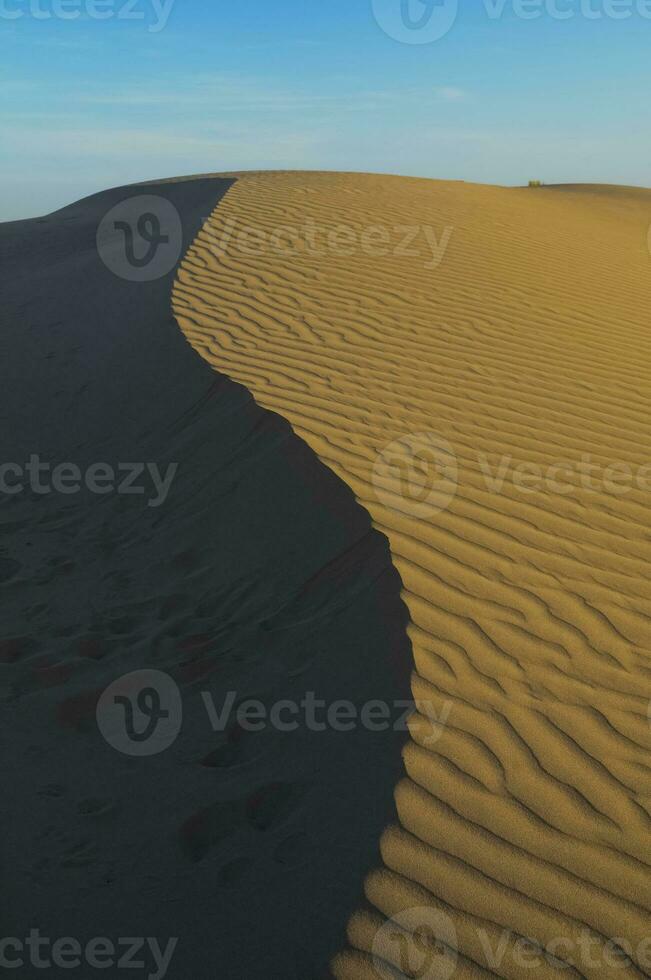 un' deserto con sabbia dune e blu cielo foto