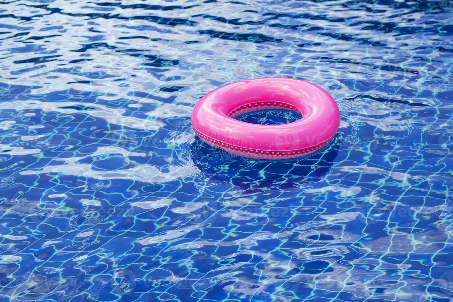 rosa salvagente nel nuoto piscina foto