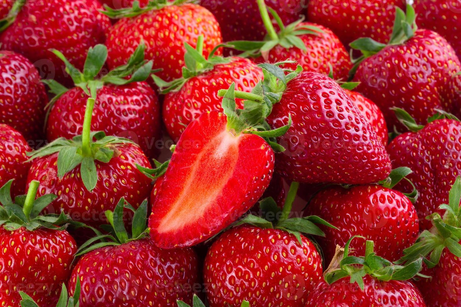 fragole rosse mature su sfondo di fragole foto