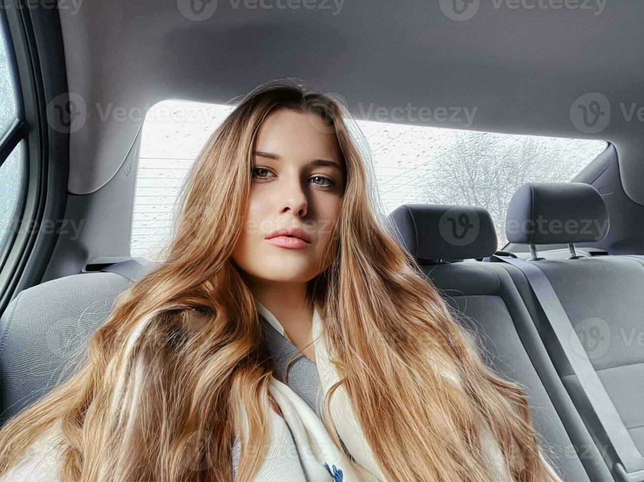 giovane donna con lungo capelli, ondulato acconciatura nel il auto o Taxi taxi come passeggeri, esplorando il città, trasporto e viaggio foto