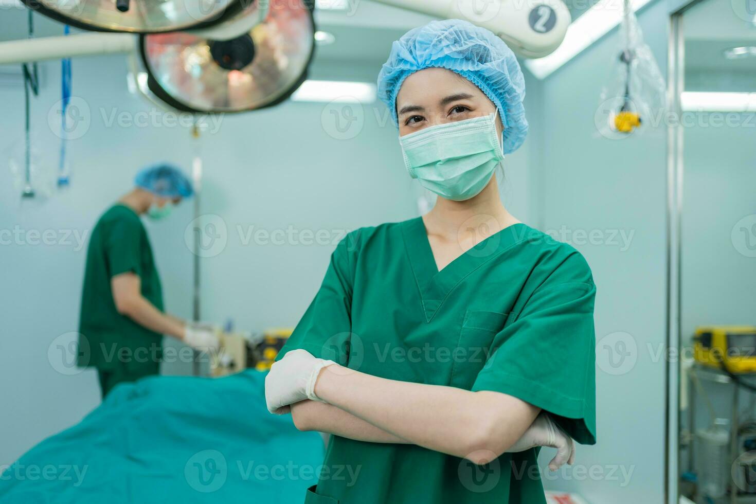 ritratto di asiatico donne chirurgo e infermiera con medico maschera in piedi con braccia attraversato nel operazione Teatro a un' Ospedale. squadra di professionale chirurghi. assistenza sanitaria, emergenza medico servizio concetto foto