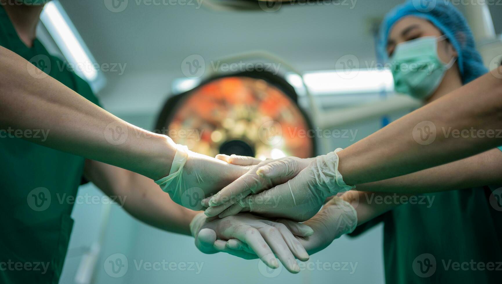 asiatico chirurgo e infermiera con medico maschera in piedi e aderire mano nel operazione Teatro a un' Ospedale. squadra di professionale chirurghi. assistenza sanitaria, emergenza medico servizio concetto foto