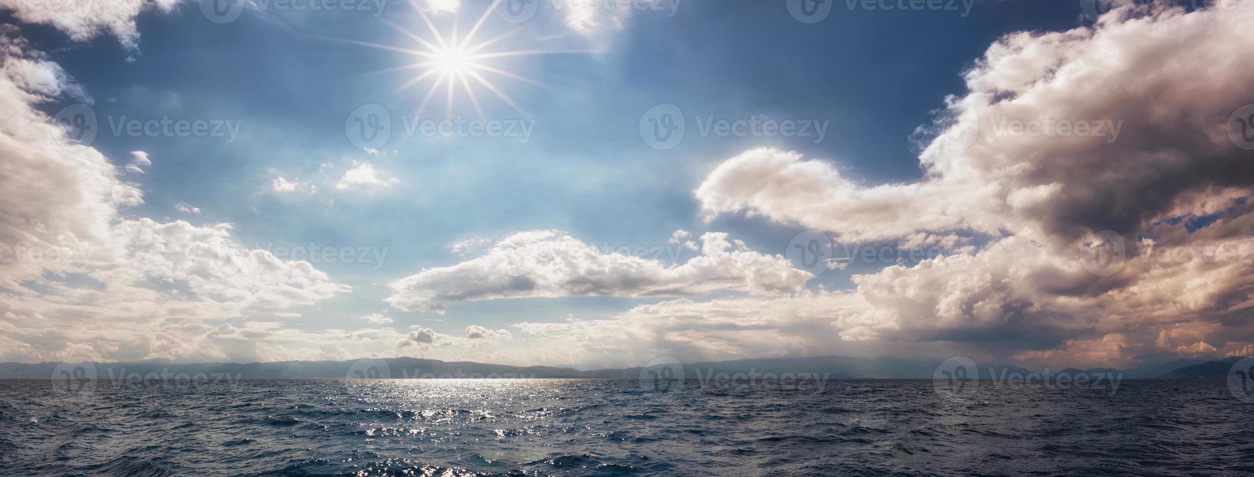 vista panoramica del bel cielo sul lago di ohrid. cielo colorato con nuvole nuvolose e sole splendente. cielo nuvoloso. Cloudscape e Skyscape Atlake Ohrid, Macedonia del sud. foto