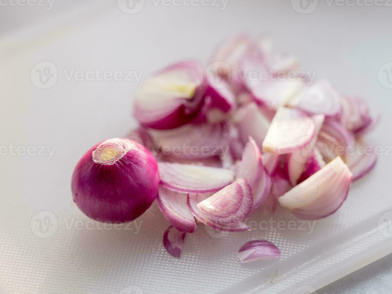 tritato cipolle su il chopping tavola foto