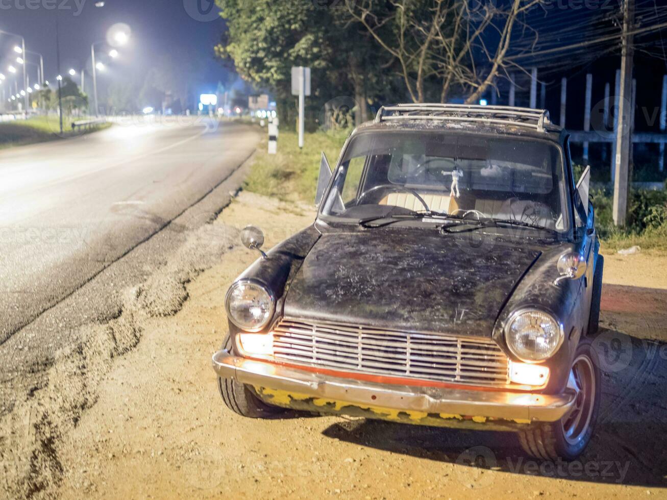 vecchio auto parcheggiata su il lato di il strada foto