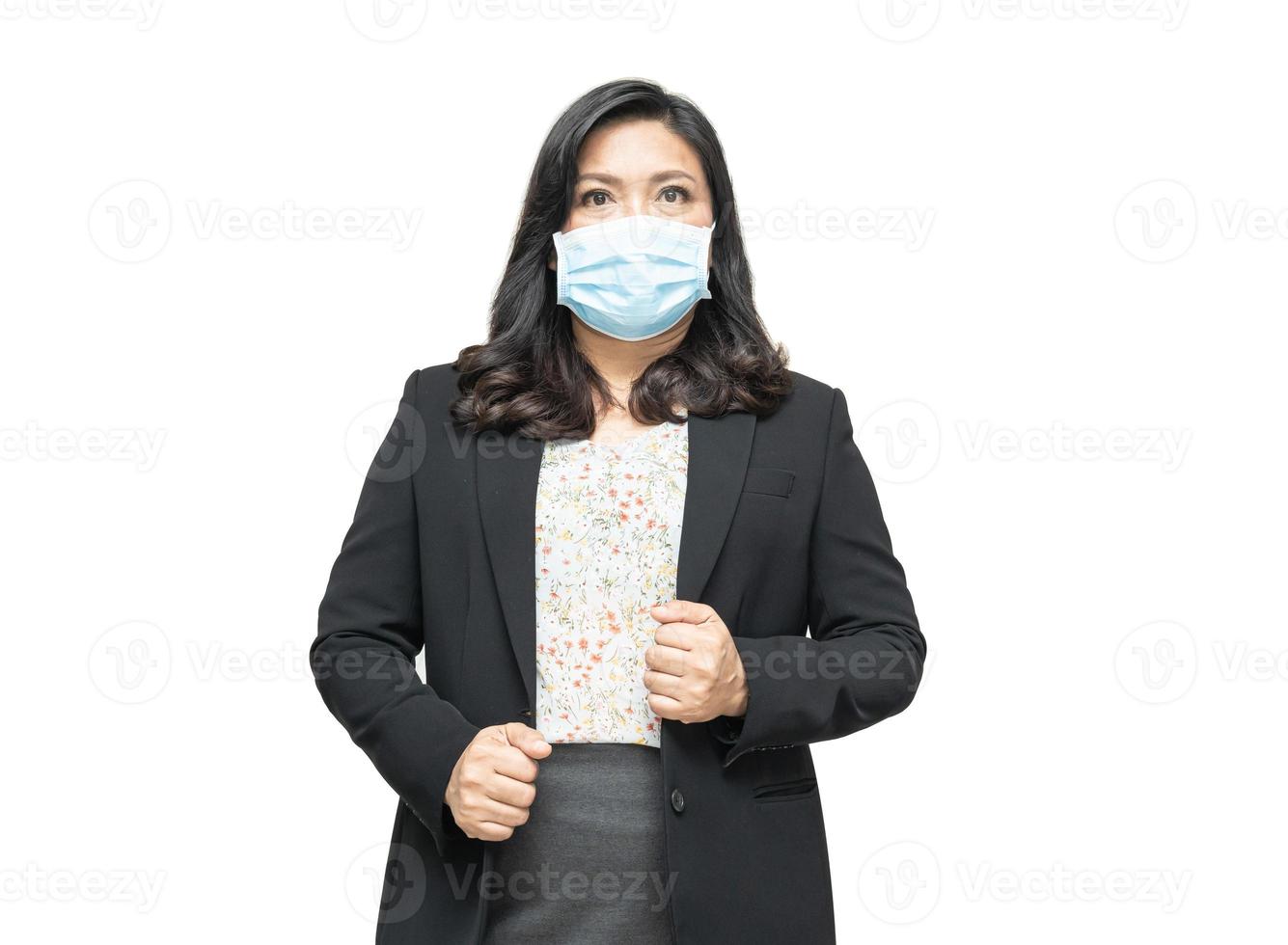 donna asiatica che indossa una maschera nuova normalità in ufficio per proteggere la sicurezza dall'infezione covid-19 coronavirus con spazio di copia. foto