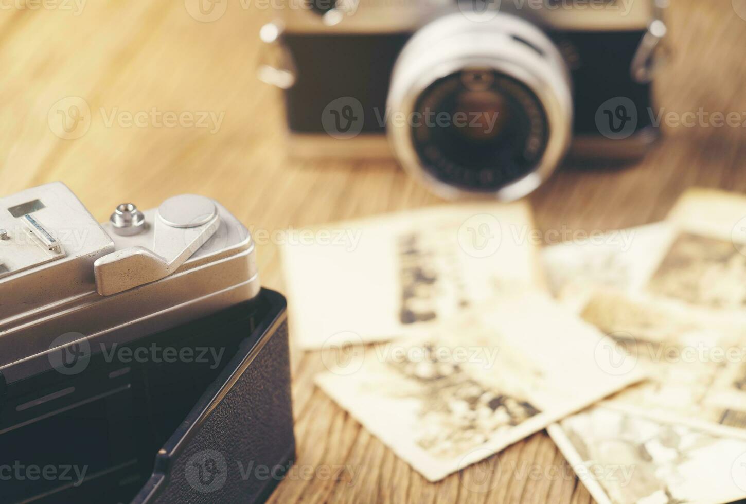 retrò telecamera su il sfondo di vecchio fotografie