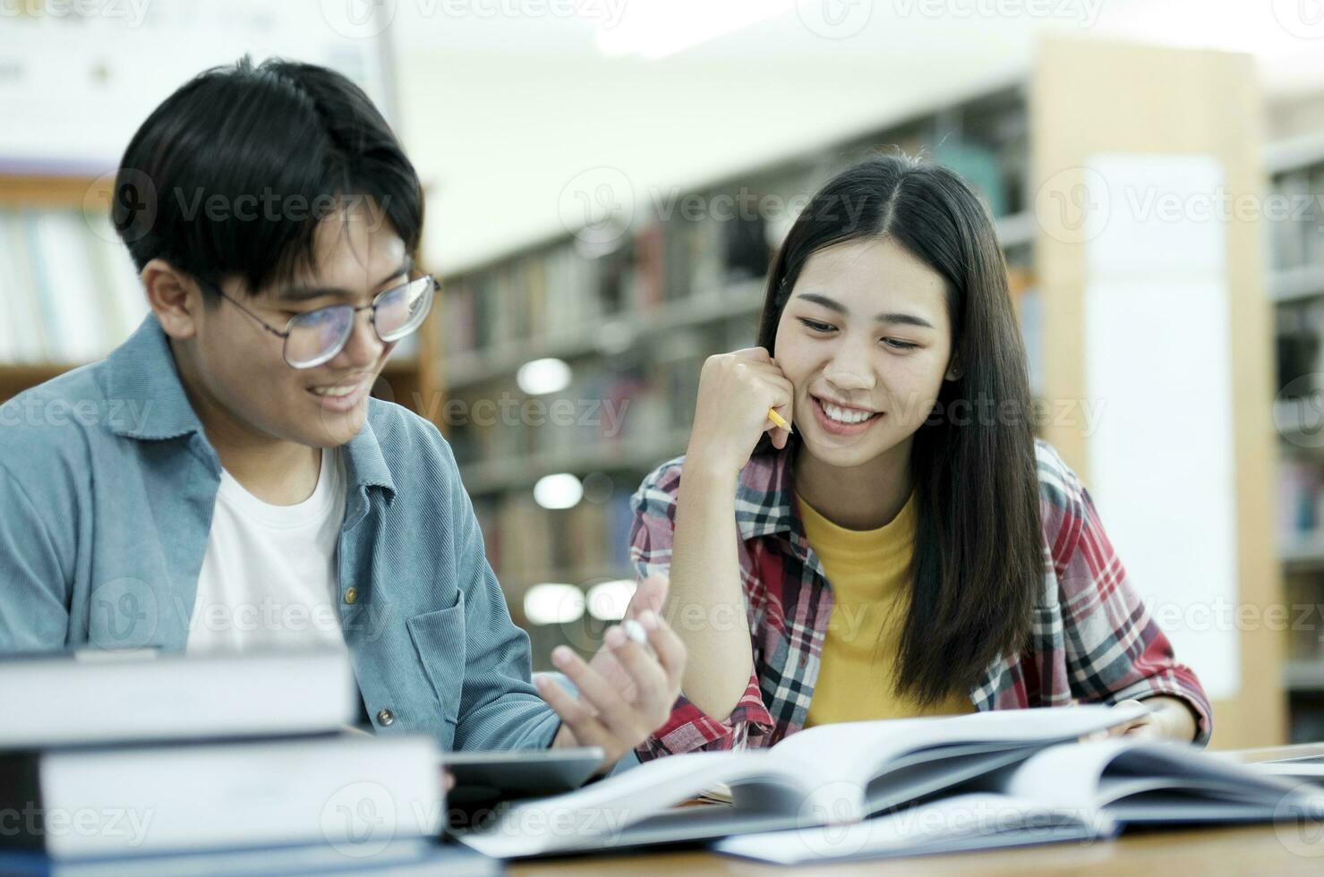 giovane studenti città universitaria aiuta amico attraente su e apprendimento. foto