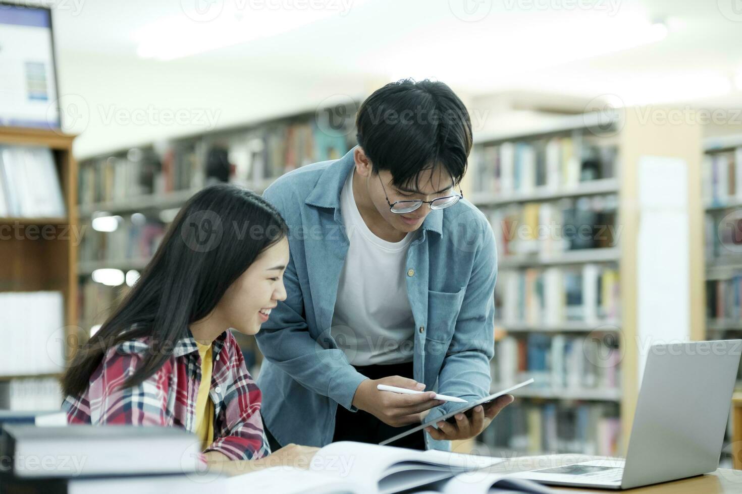 giovane studenti città universitaria aiuta amico attraente su e apprendimento. foto