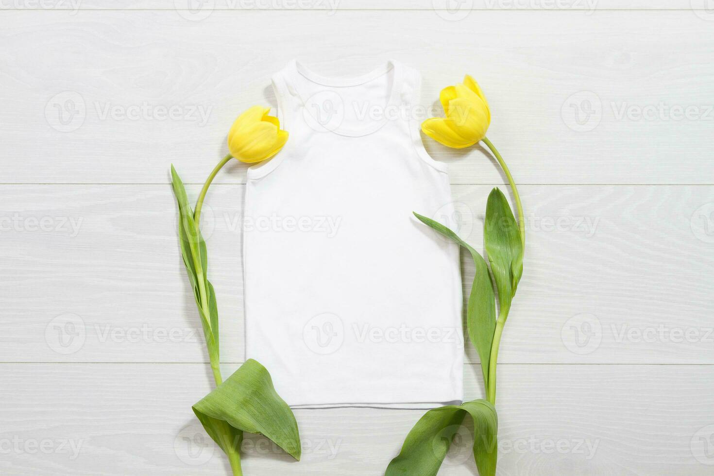 bianca bambini maglietta modello. modello vuoto bambini camicia superiore Visualizza. bianca di legno sfondo. madre donne giorno vacanza. giallo tulipano. bambino maglietta con compleanno fiore. primavera Guarda. foto