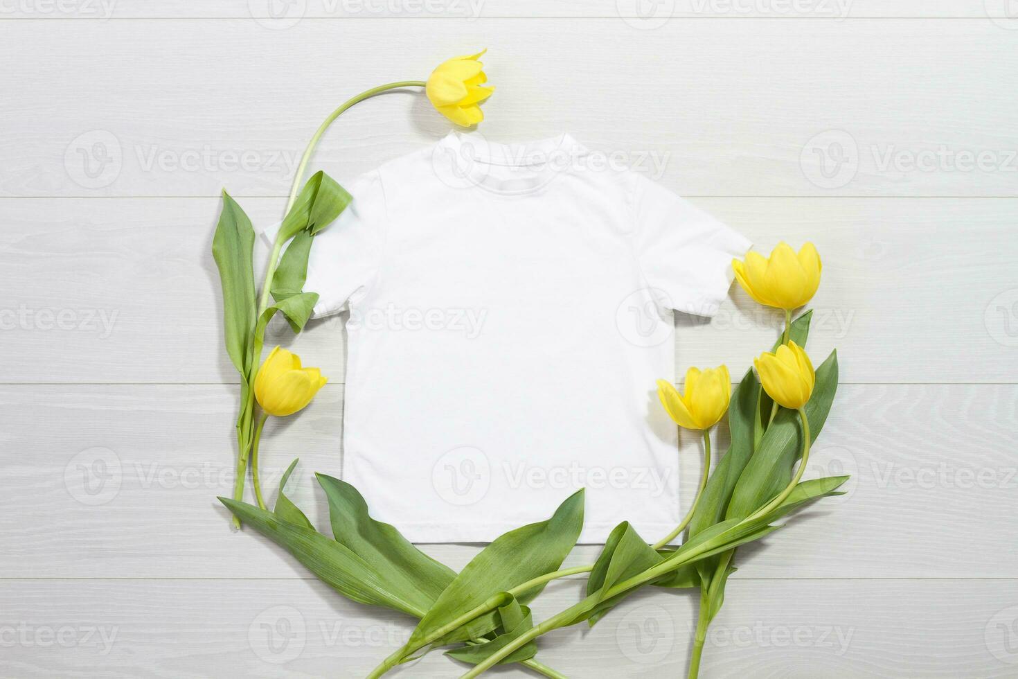 bianca bambini maglietta modello. modello vuoto bambini camicia superiore Visualizza. bianca di legno sfondo. madri donne giorno vacanza. giallo tulipano telaio. bambino maglietta con compleanno fiore. primavera foto