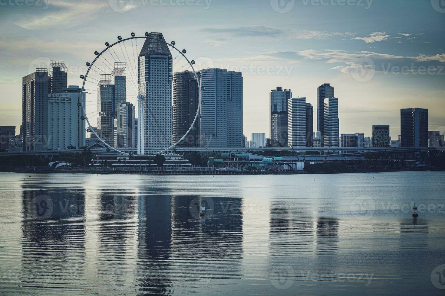 Singapore volantino, un' grande osservazione ruota quello si siede tra il grattacieli esso è un altro attrazione quello è adatto per ammirazione il spettacolare visualizzazioni di Singapore. foto