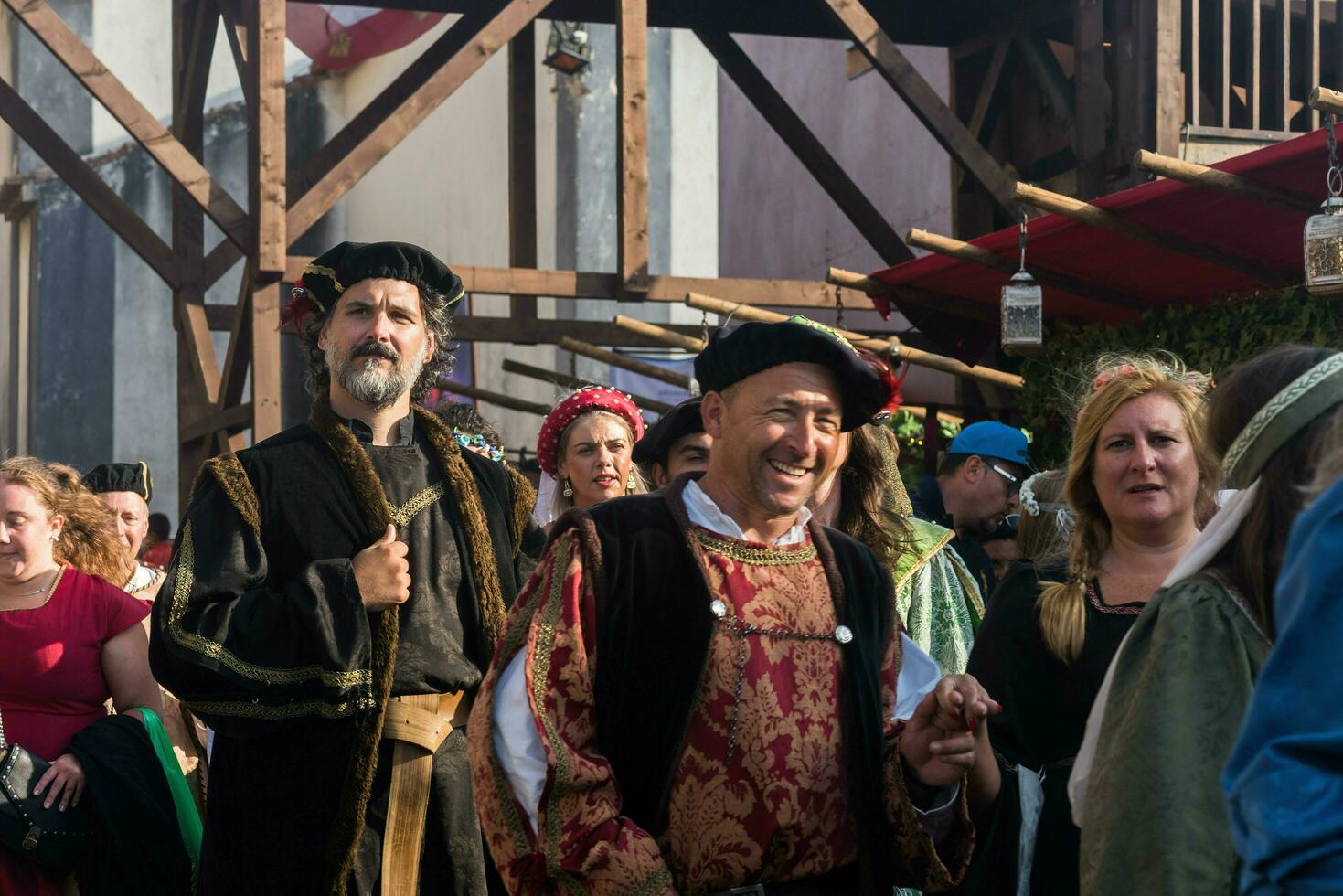 il medievale mercato di obidos, Portogallo è un evento di storico animazione Riempimento esso con colore, musica, odori e periodo costumi di il mezzo età foto