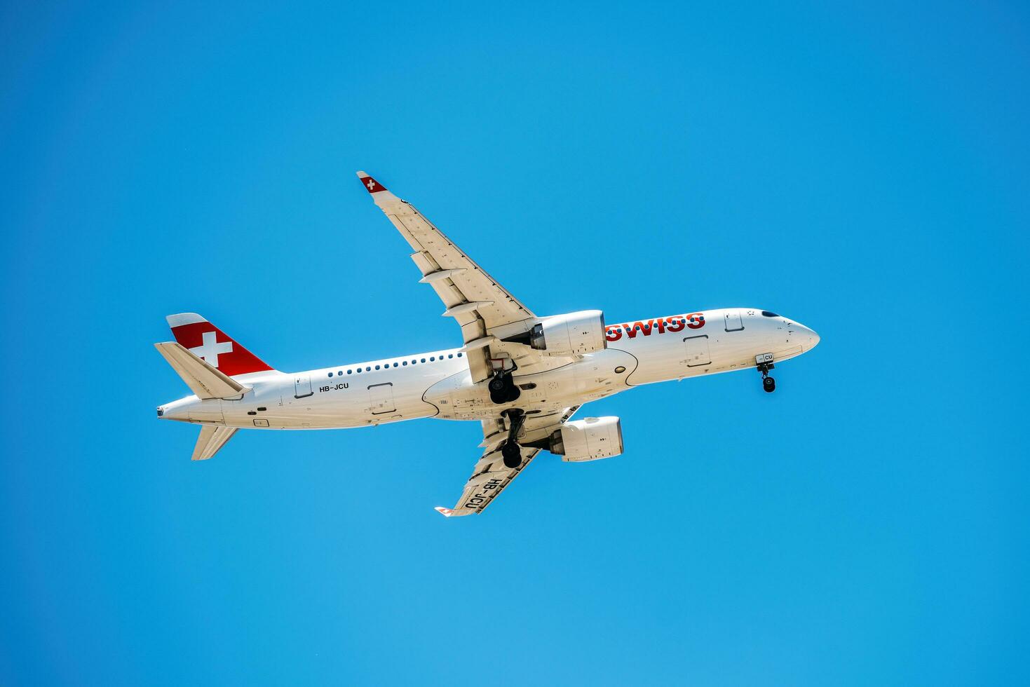 aereo di svizzero internazionale aria Linee airbus a220-300 ag contro blu cielo foto