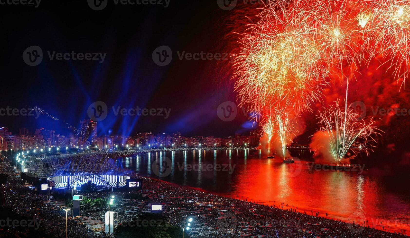 iconico e mozzafiato fuochi d'artificio Schermo su copacabana spiaggia, rio de janeiro, brasile foto