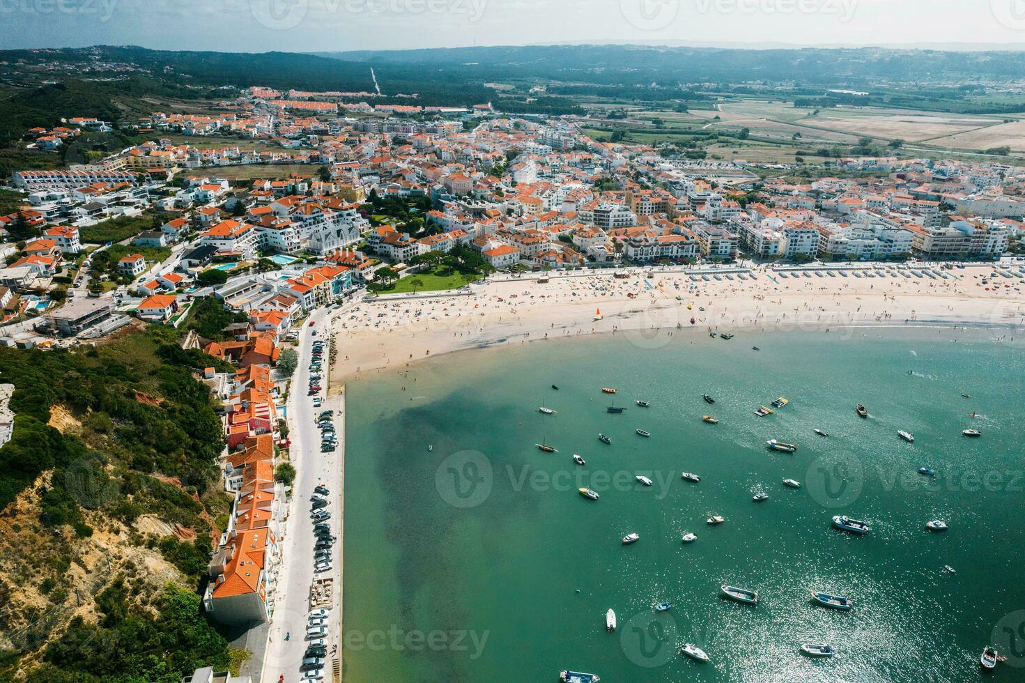 aereo fuco Visualizza di punti di riferimento a sao martinho fare porto circostante il iconico naturale baia foto