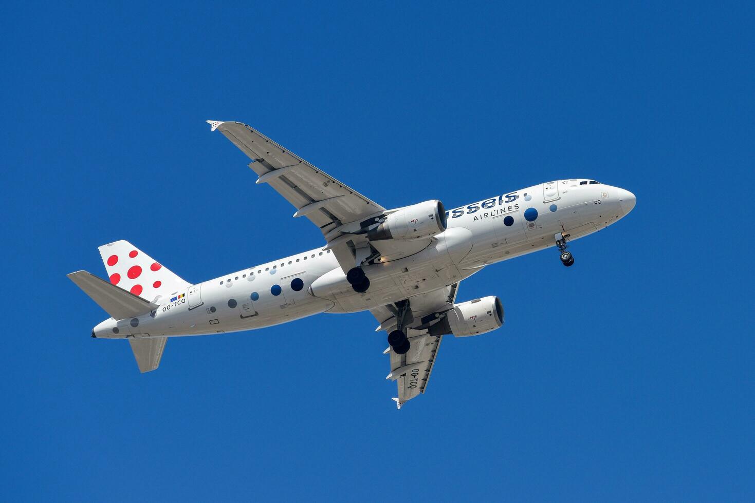 Bruxelles le compagnie aeree aria azienda con aereo airbus a320-214 si avvicina per terra a Lisbona internazionale aeroporto contro blu cielo foto