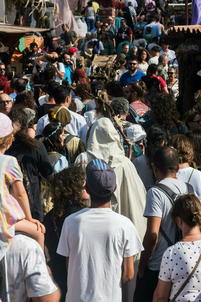 il medievale mercato di obidos, Portogallo è un evento di storico animazione Riempimento esso con colore, musica, odori e periodo costumi di il mezzo età foto