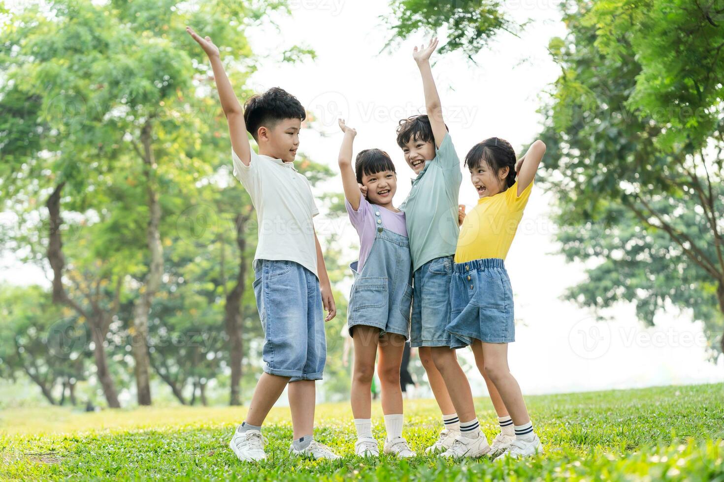 gruppo di carino asiatico bambini avendo divertimento nel il parco foto