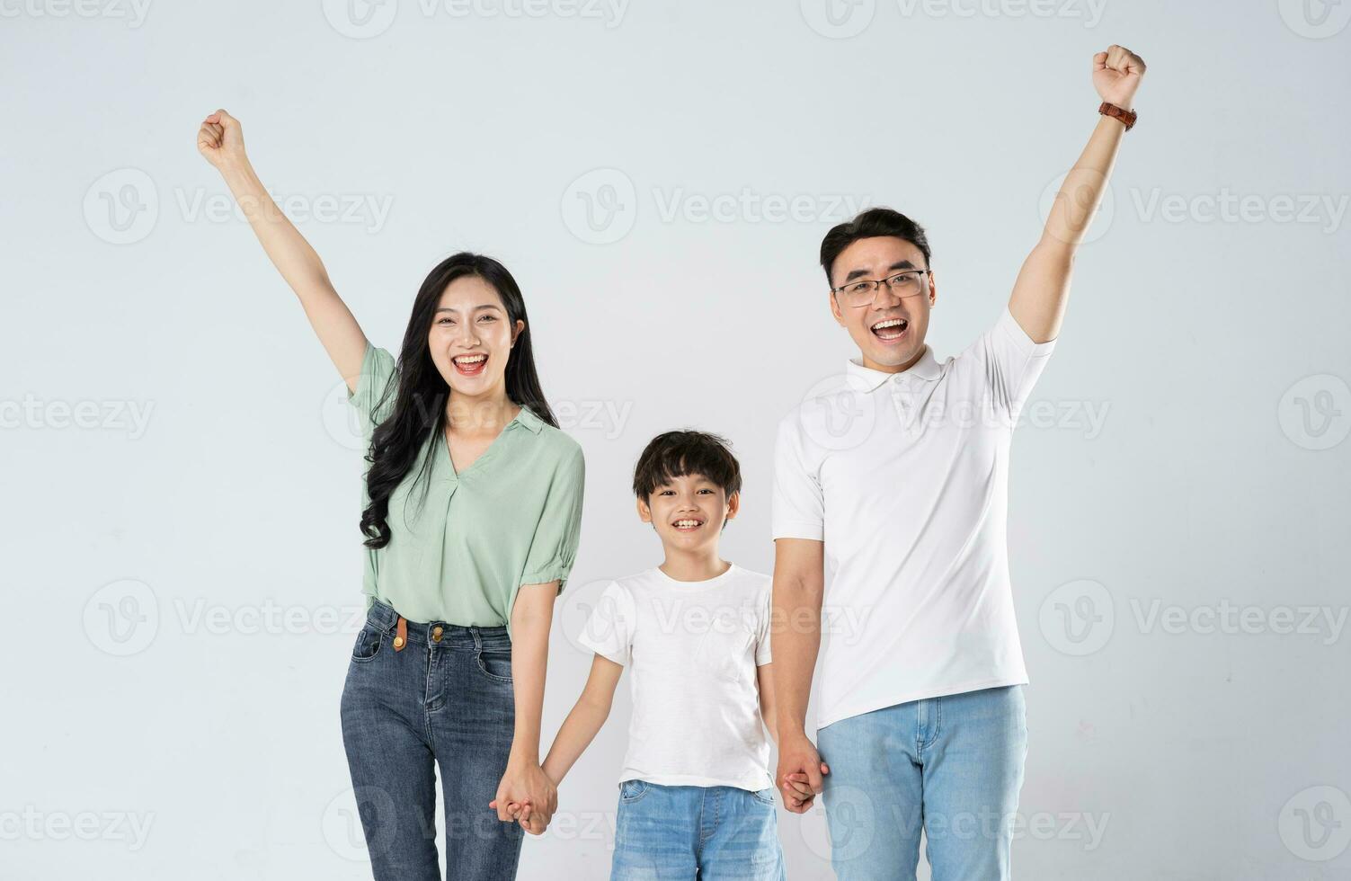 un' famiglia su un' bianca sfondo foto