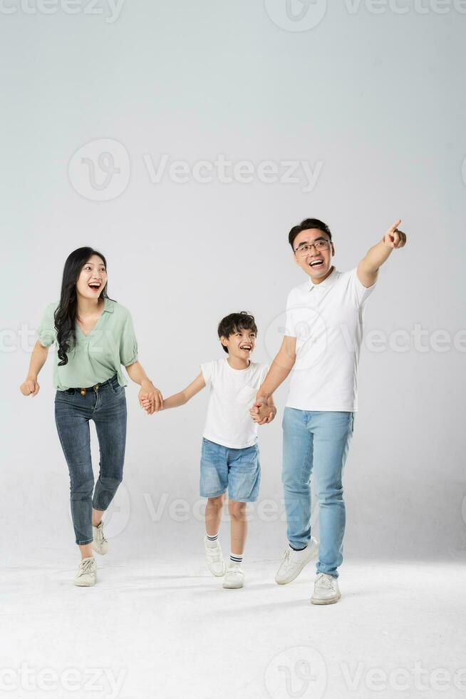 un' famiglia in posa su un' bianca sfondo foto