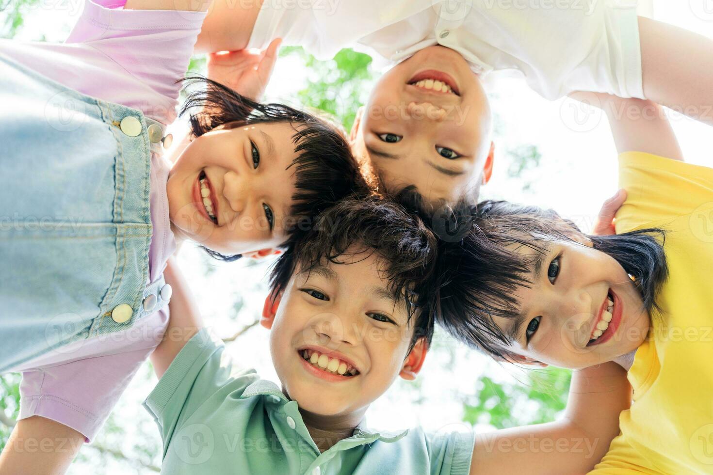 gruppo di carino asiatico bambini avendo divertimento nel il parco foto