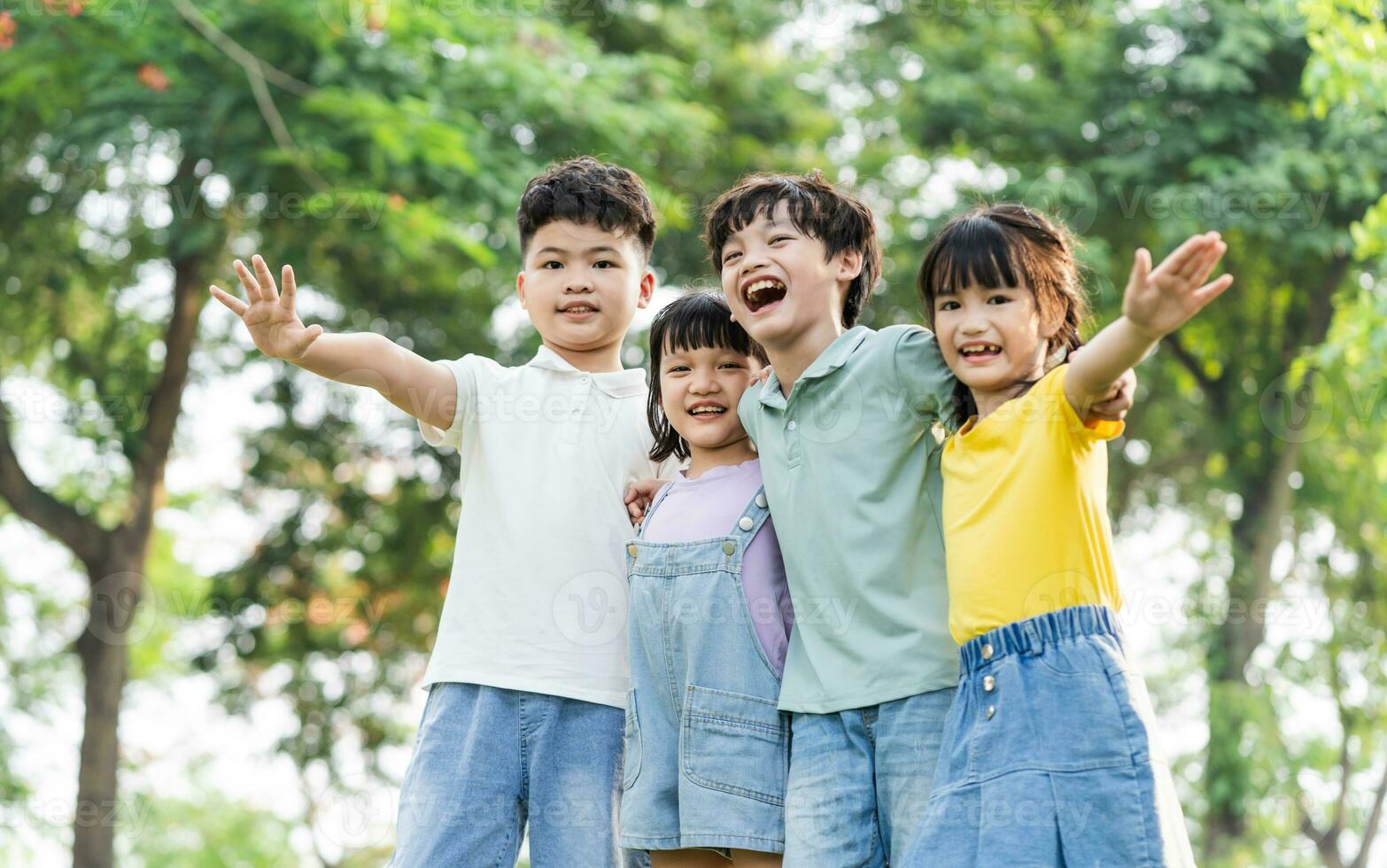 gruppo di carino asiatico bambini avendo divertimento nel il parco foto