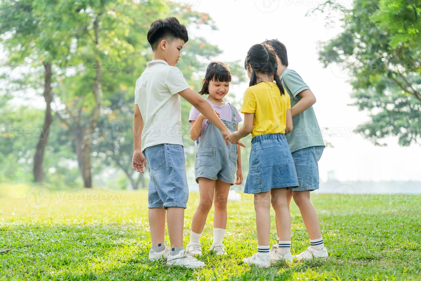 gruppo Immagine di asiatico bambini avendo divertimento nel il parco foto