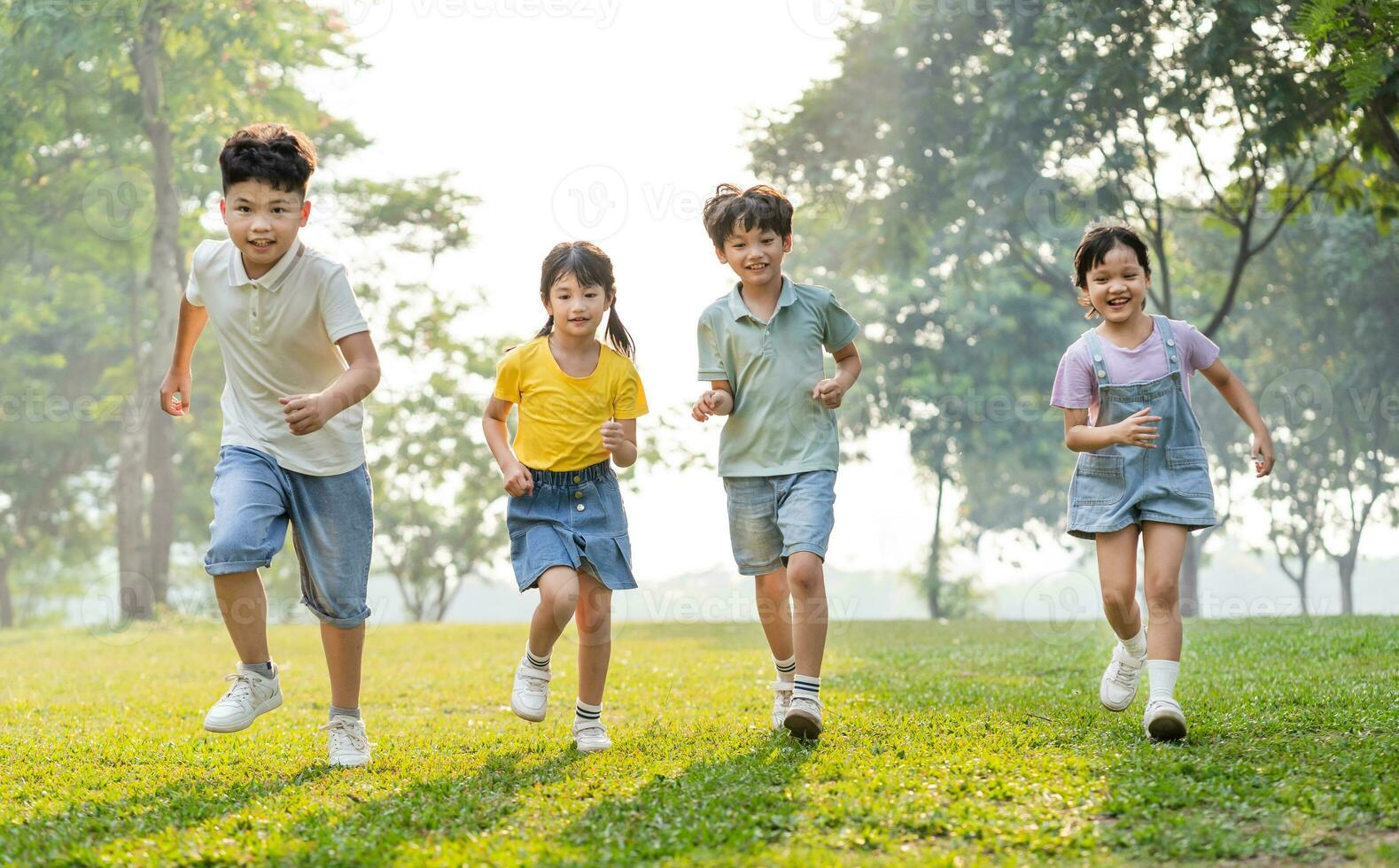 gruppo Immagine di asiatico bambini avendo divertimento nel il parco foto