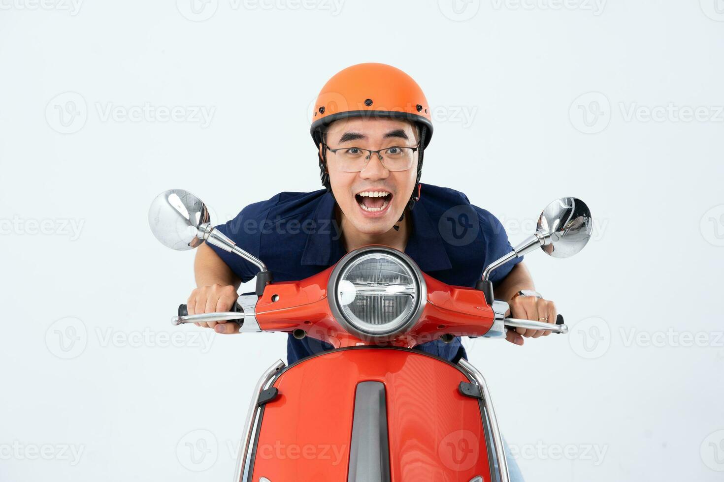 un' uomo indossare un' casco e guida un' motociclo foto