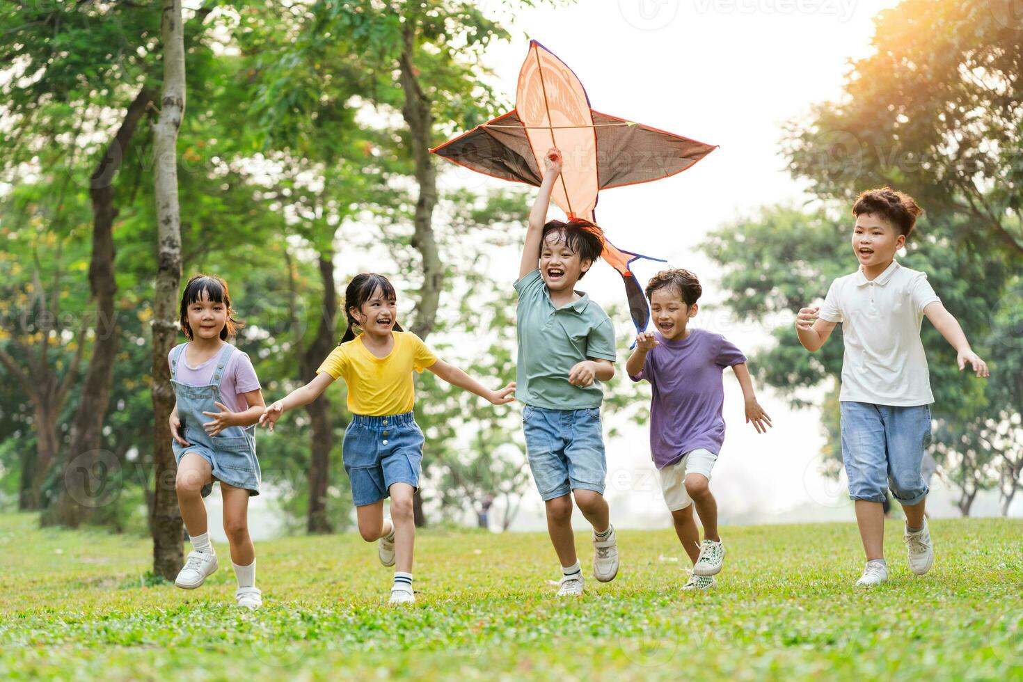 gruppo Immagine di carino asiatico bambini giocando nel il parco foto