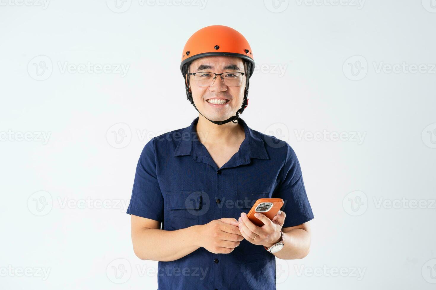 uomo indossare arancia casco su bianca sfondo foto