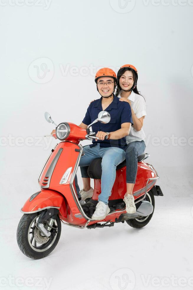 Immagine di asiatico coppia equitazione scooter su bianca sfondo foto