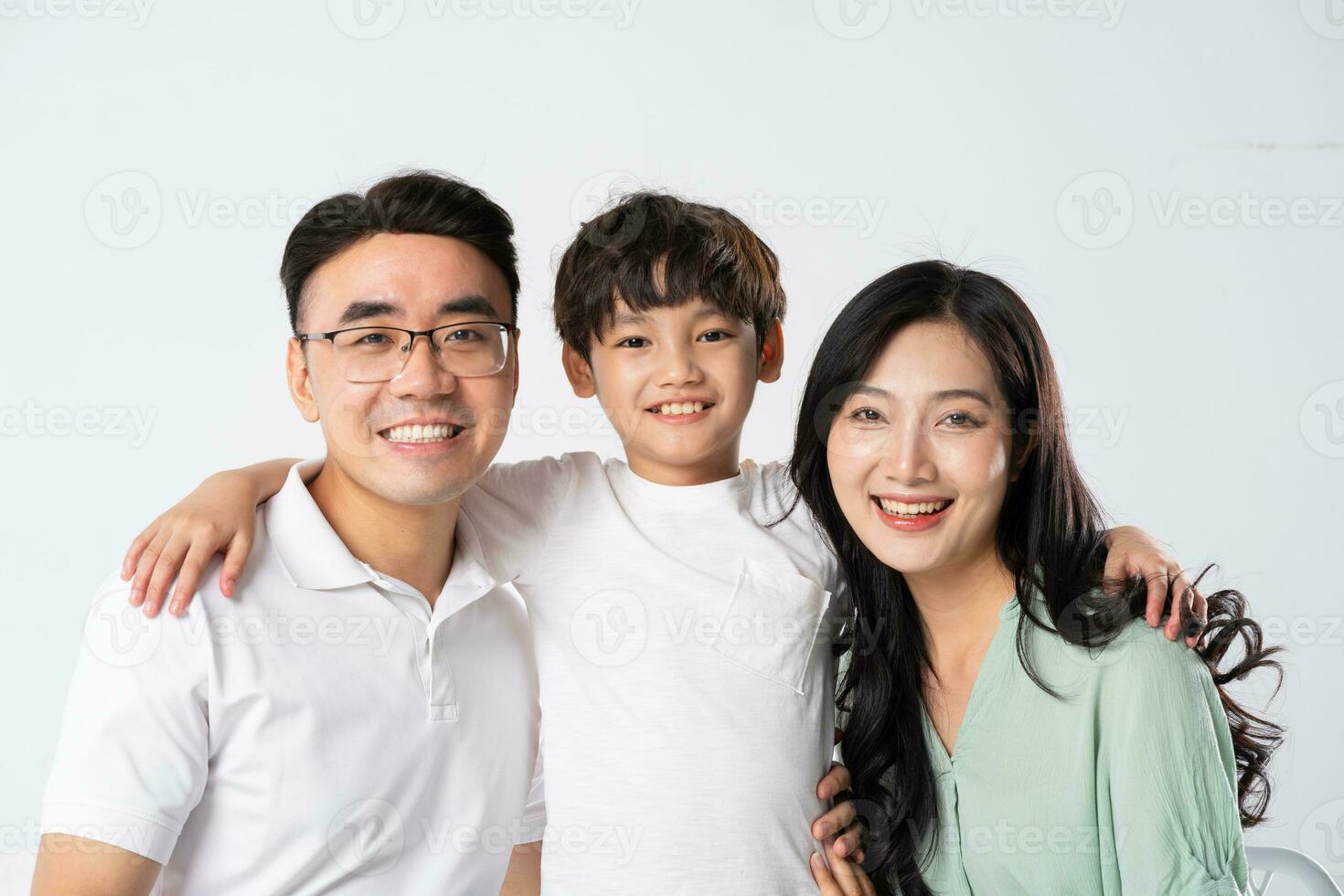 un' famiglia su un' bianca sfondo foto