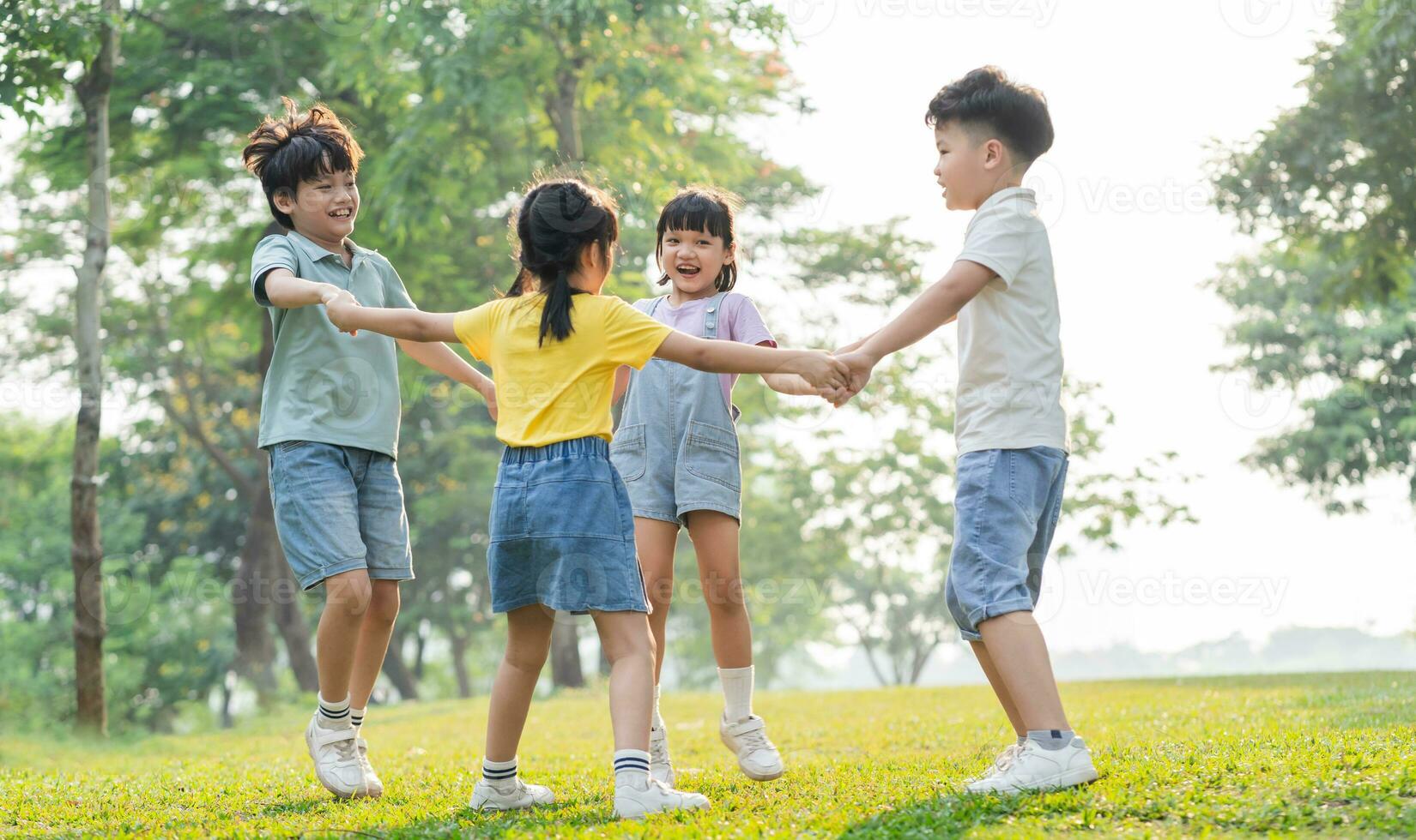 gruppo Immagine di asiatico bambini avendo divertimento nel il parco foto