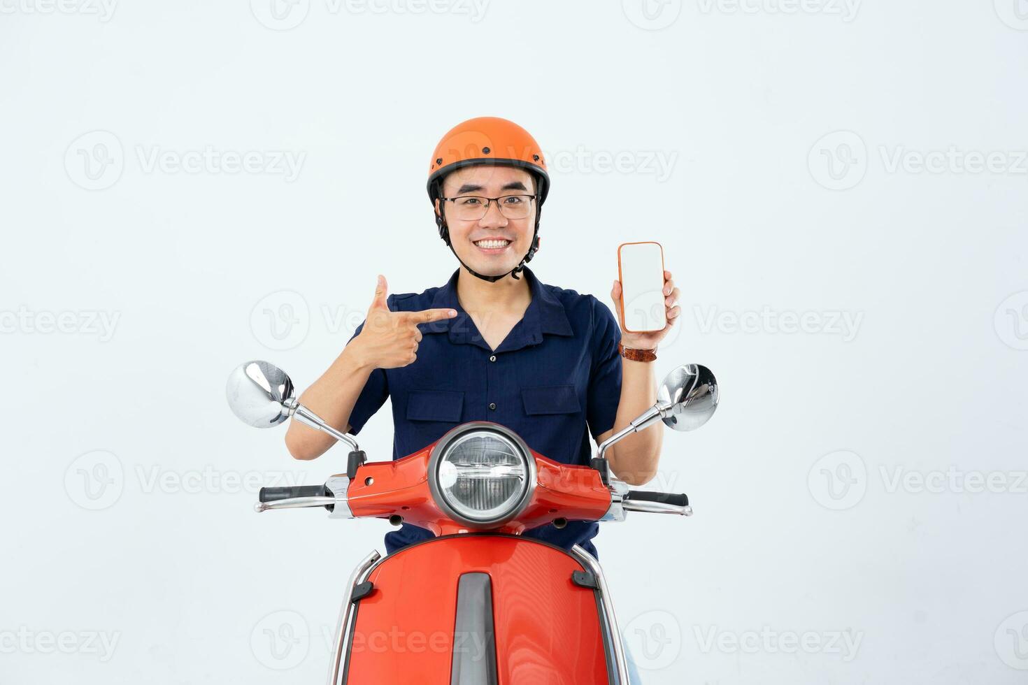 un' uomo indossare un' casco e guida un' motociclo foto