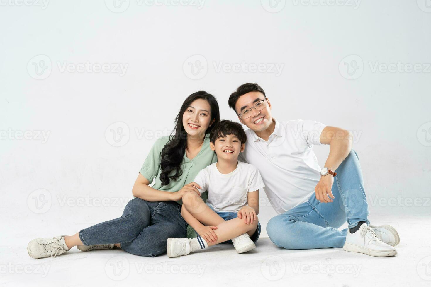 un' famiglia in posa su un' bianca sfondo foto