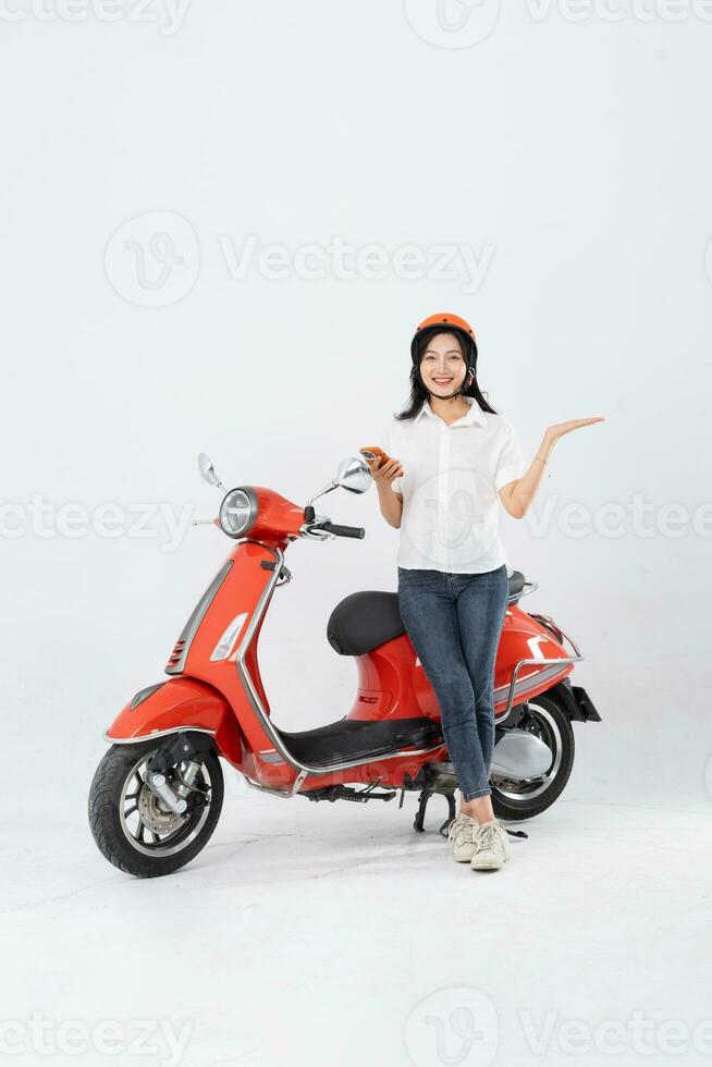 pieno corpo foto di un' donna indossare un' parrucchiere e guida un' motocicletta