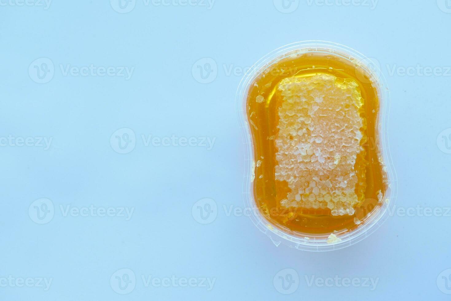 fresco miele con comp nel un' vaso su bianca sfondo foto